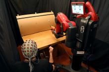 commanding-robots-with-hand-signals-brainwaves-mit-csail-00.jpeg